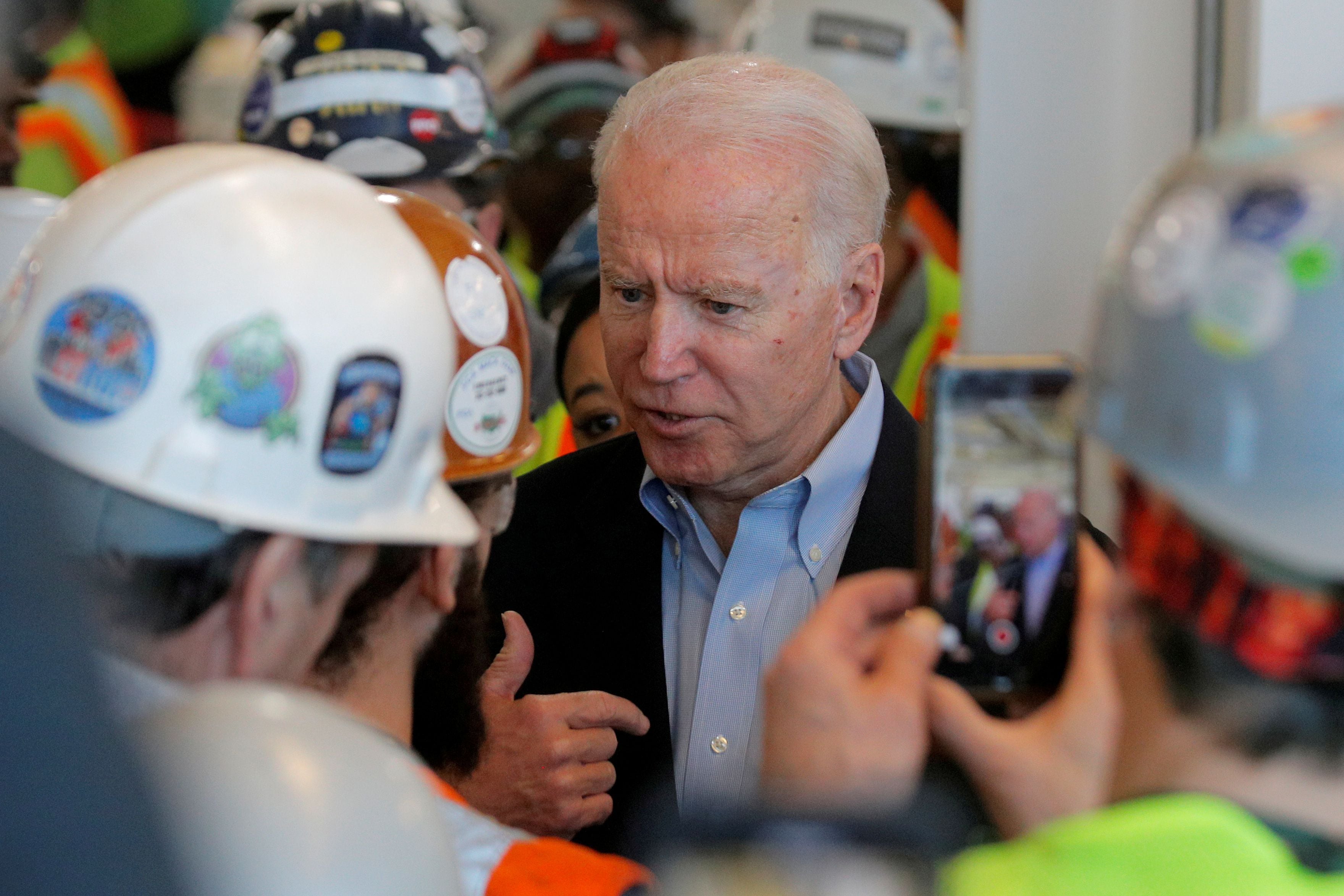 El candidato demócrata y ex vicepresidente Joe Biden charlando con trabajadores de la planta de Fiat Chrysler Automobiles en Detroit. ¿Como será ahora la campaña sin poder acercarse a la gente?. REUTERS/Brendan McDermid/File Photo