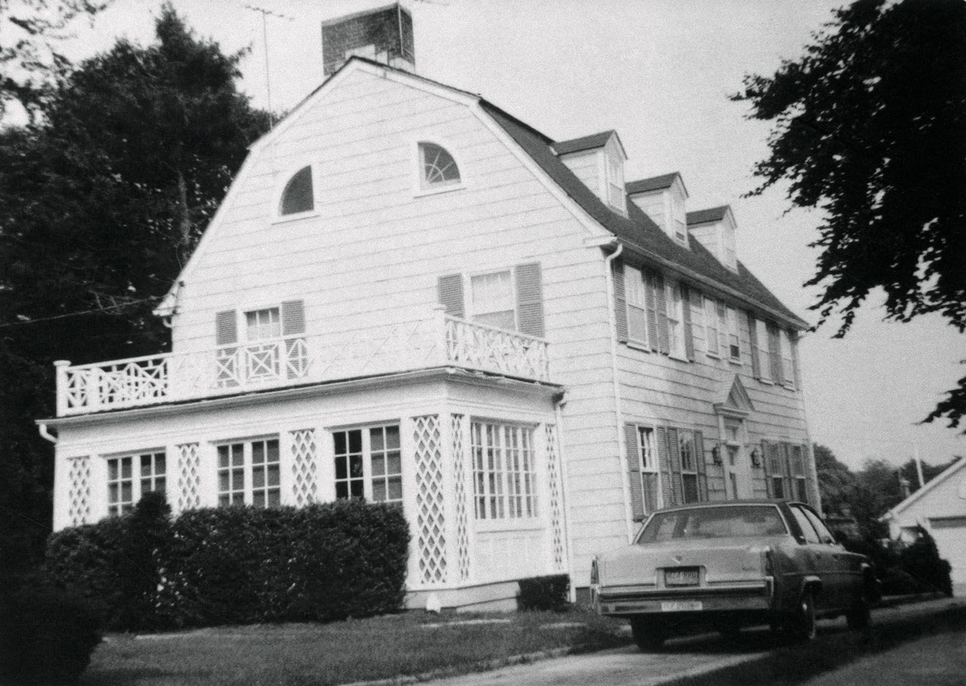 El número 112 de la Ocean Avenue, en Amityville, una aldea en la costa sur de Long Island, donde los DeFeo vivían desde hacía nueve años. Años más tarde tuvieron que cambiar el número de dirección al 108 para evitar el acoso de los curiosos
