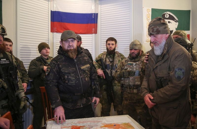 El jefe de la República de Chechenia, Ramzan Kadirov, junto a los comandantes del 8º ejército combinado del Distrito Militar del Sur de Rusia y las unidades de fuerzas especiales en su centro de operaciones de Mariúpol. REUTERS/Chingis Kondarov