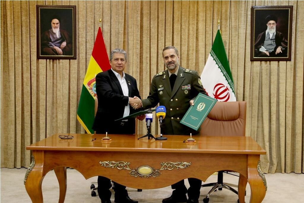 El ministro de Defensa de Irán, general de brigada Mohamad Reza Qarai Ashtiani y su homólogo boliviano, Edmundo Novillo Aguilar, han firmado este jueves (20 de julio de 2023) un memorando de cooperación bilateral en Teherán, capital iraní (IRNA)