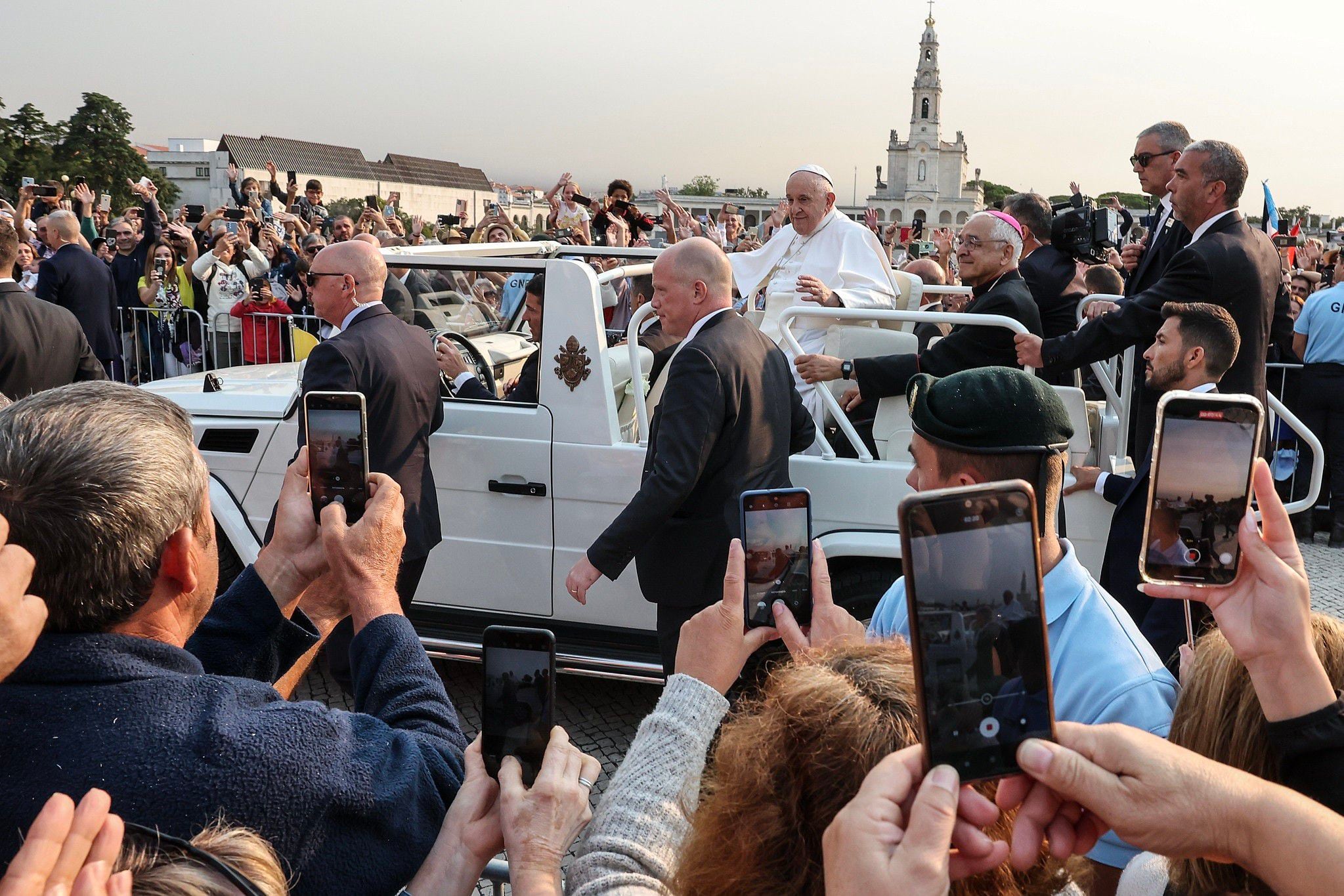 O Papa chega ao Santuário de Fátima