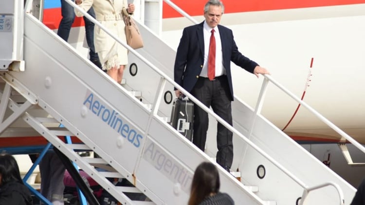 Alberto Fernández viajará a Roma en avión de línea 
