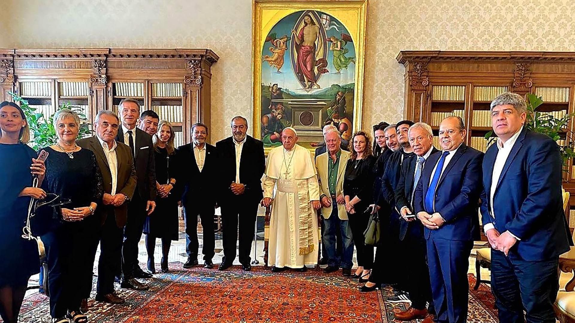 El papa Francisco y la delegación de la CGT, en el Vaticano