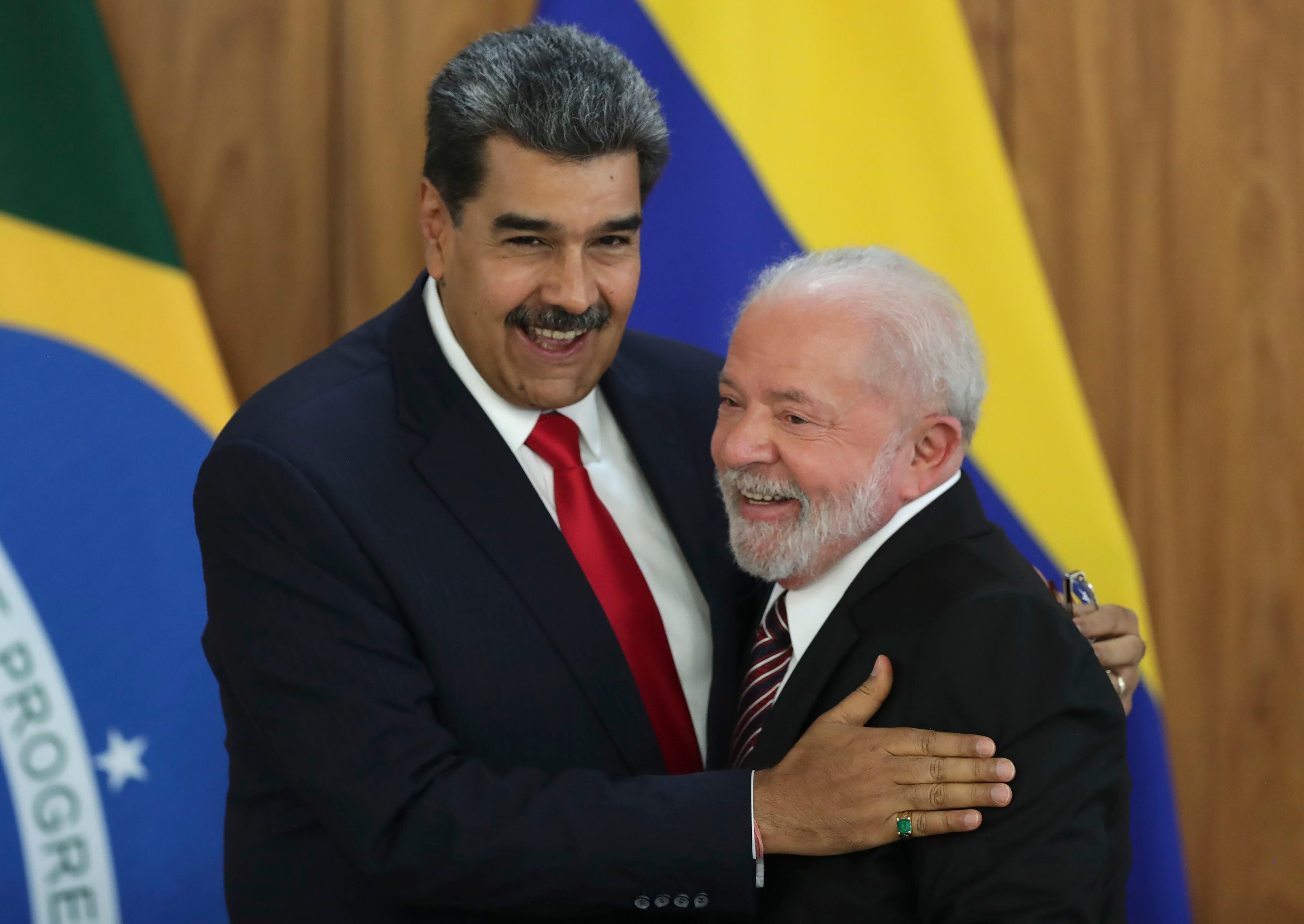 El dictador de Venezuela, Nicolás Maduro, a la izquierda, y el presidente de Brasil, Luiz Inácio Lula da Silva. (AP Foto/Gustavo Moreno)