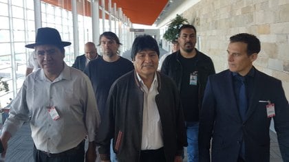 Evo Morales llega al aeropuerto de Ezeca el 12 de diciembre de 2019.  Lo dirigen el excanciller Daniel Catalono - sindicalista de ATE y Guillermo Justo Chevs, jefe de gabinete de la Cancillería.