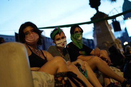 Desde la izquierda. Sam O. (17) llegó de La Paternal y Paula Bernardo (17) de Flores. Son compañeras del colegio Fernando Fader y de la organización por los Encuentros de Feminismo Popular (Foto: Julieta Bugacoff)