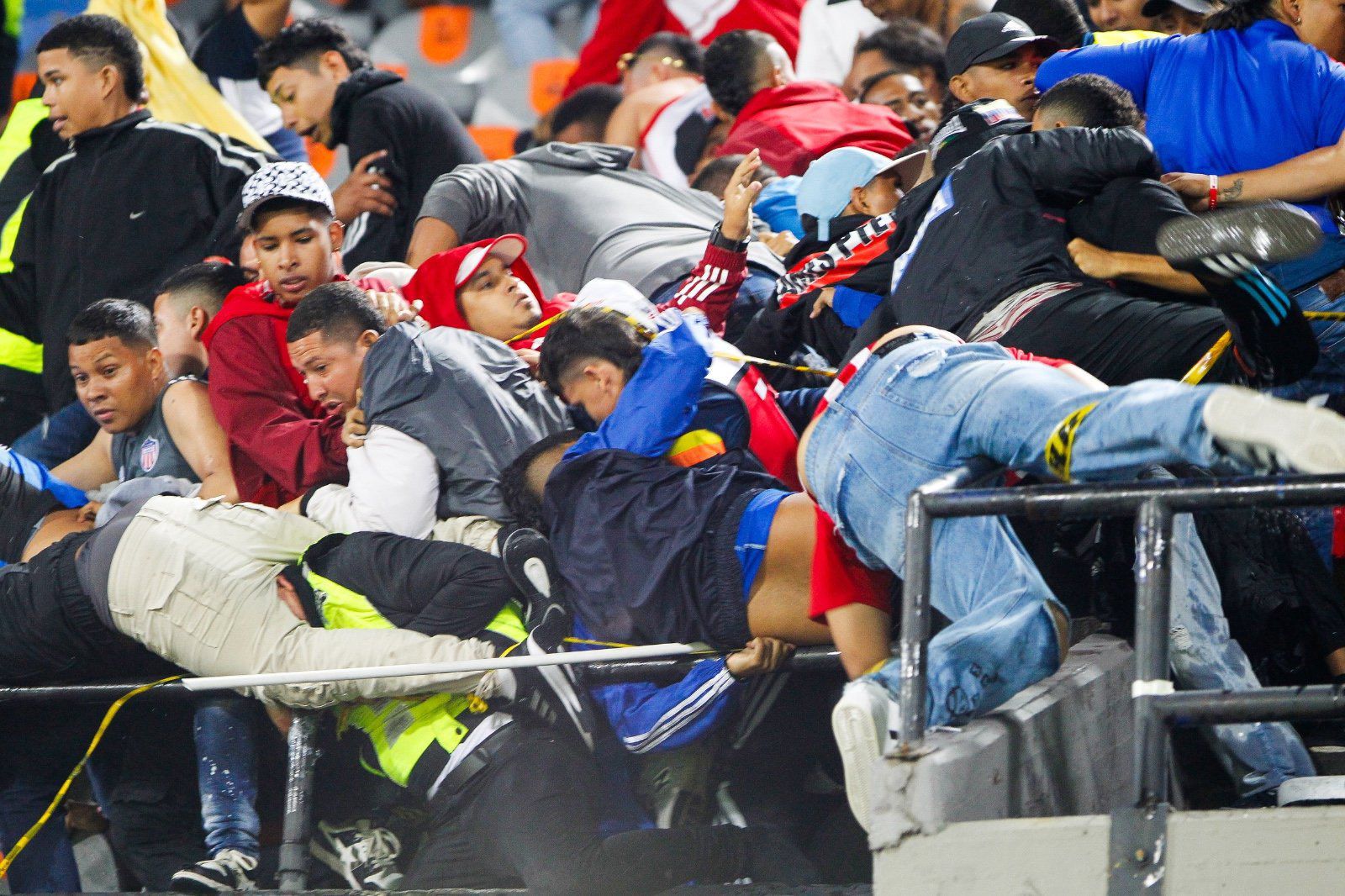 Violencia entre hinchas de Nacional y Junior en el Atanasio Girardot - crédito @pelinegra0818/X