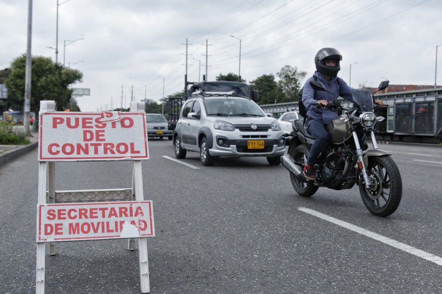 Debido a este accidente, se le recuerda a los motociclistas transitar con precaución en las calles, que debido a lo solitarias que se encuentran en horas de la madrugada, en muchos casos se usan para andar a alta velocidad - crédito Camila Díaz/Colprensa