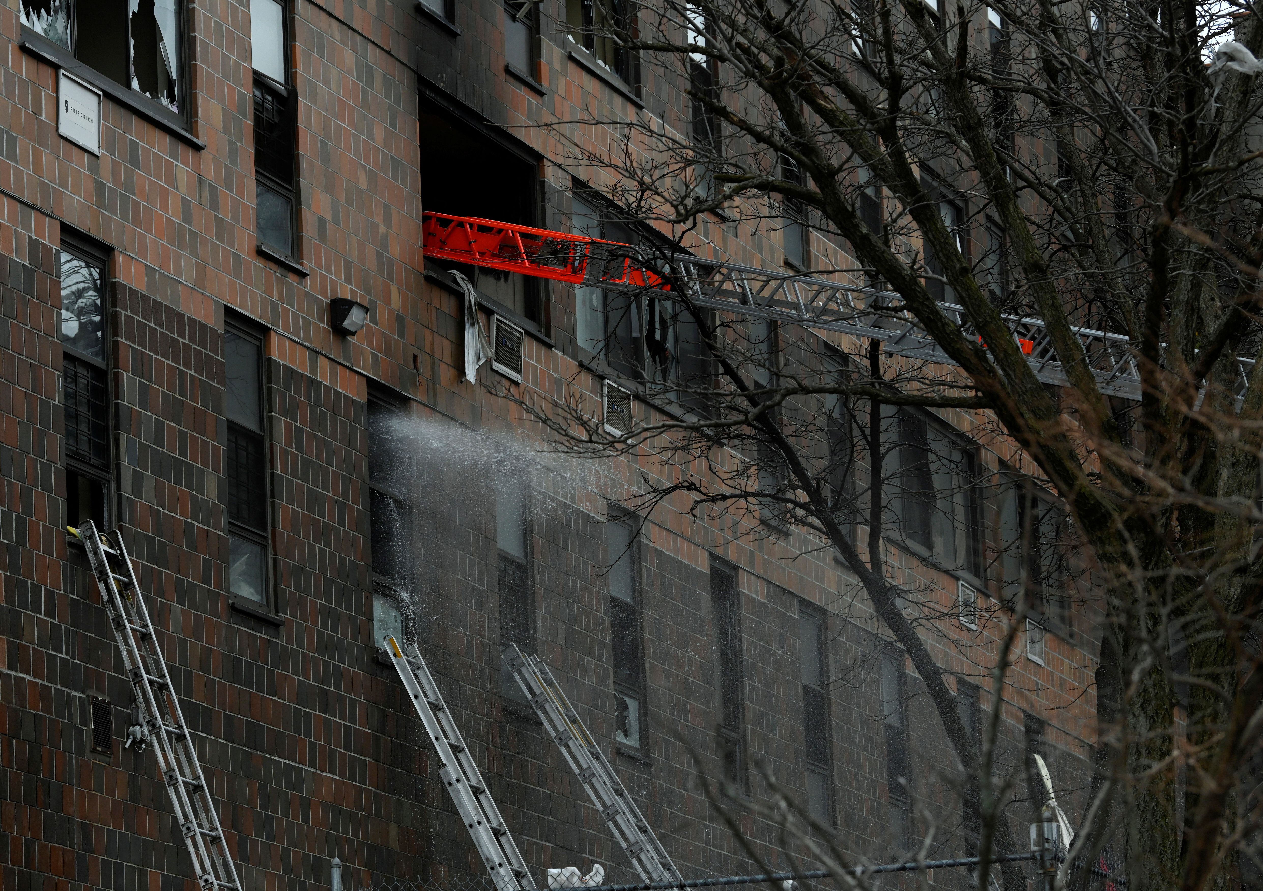 Personal de bomberos intentan sofocar las llamas del incendio de este domingo en un edificio en el Bronx, Nueva York.  REUTERS/Lloyd Mitchell