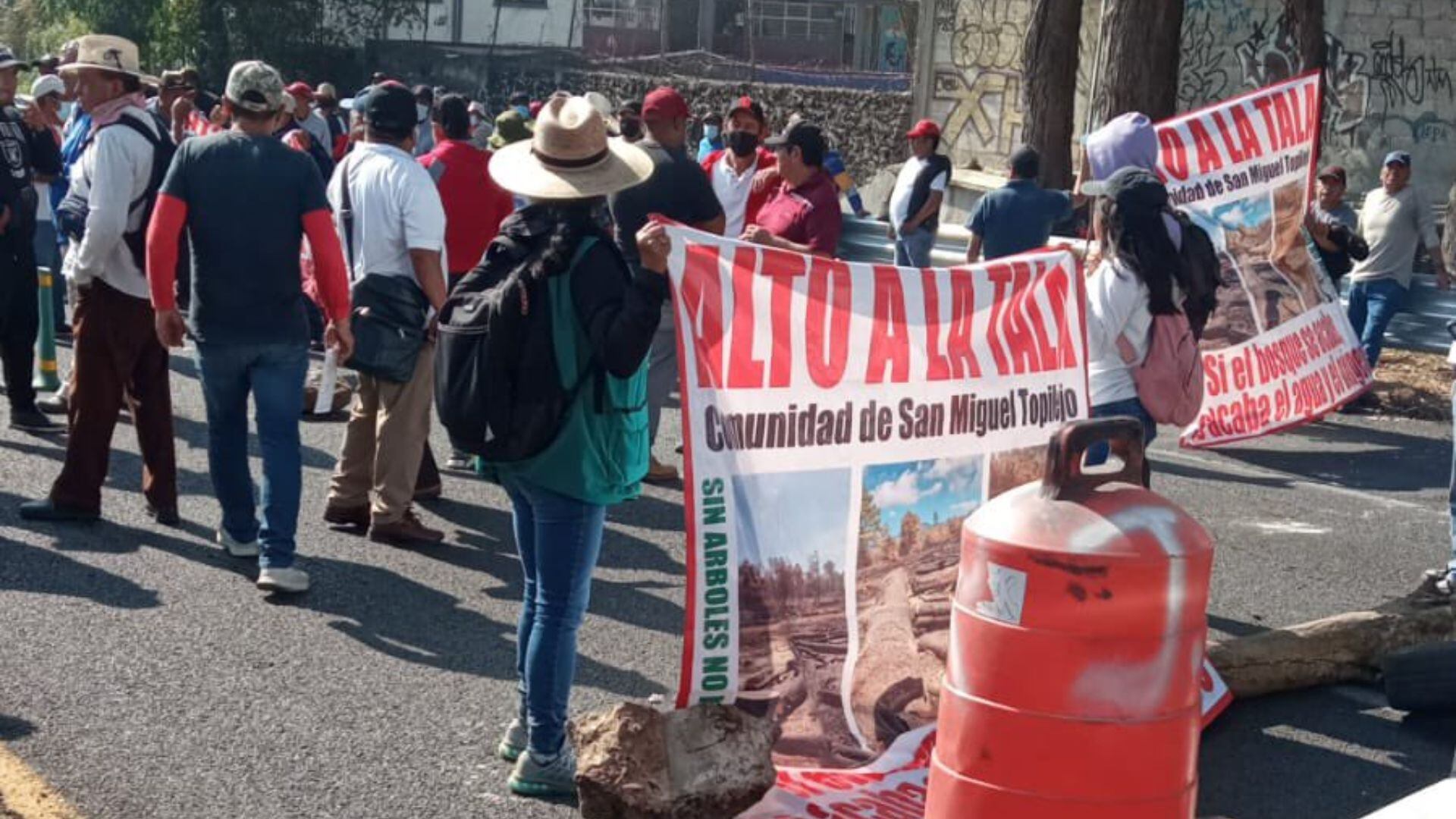 Los manifestantes bloquearon la autopista a la altura de Topilejo. | Twitter:@TlalpanVecinos