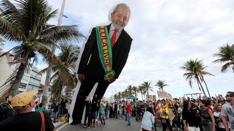 En una marcha por los incendios en el Amazonas también se pidió por la liberación de Lula en Río de Janeiro el 25 agosto de 2019. (REUTERS/Sergio Moraes)