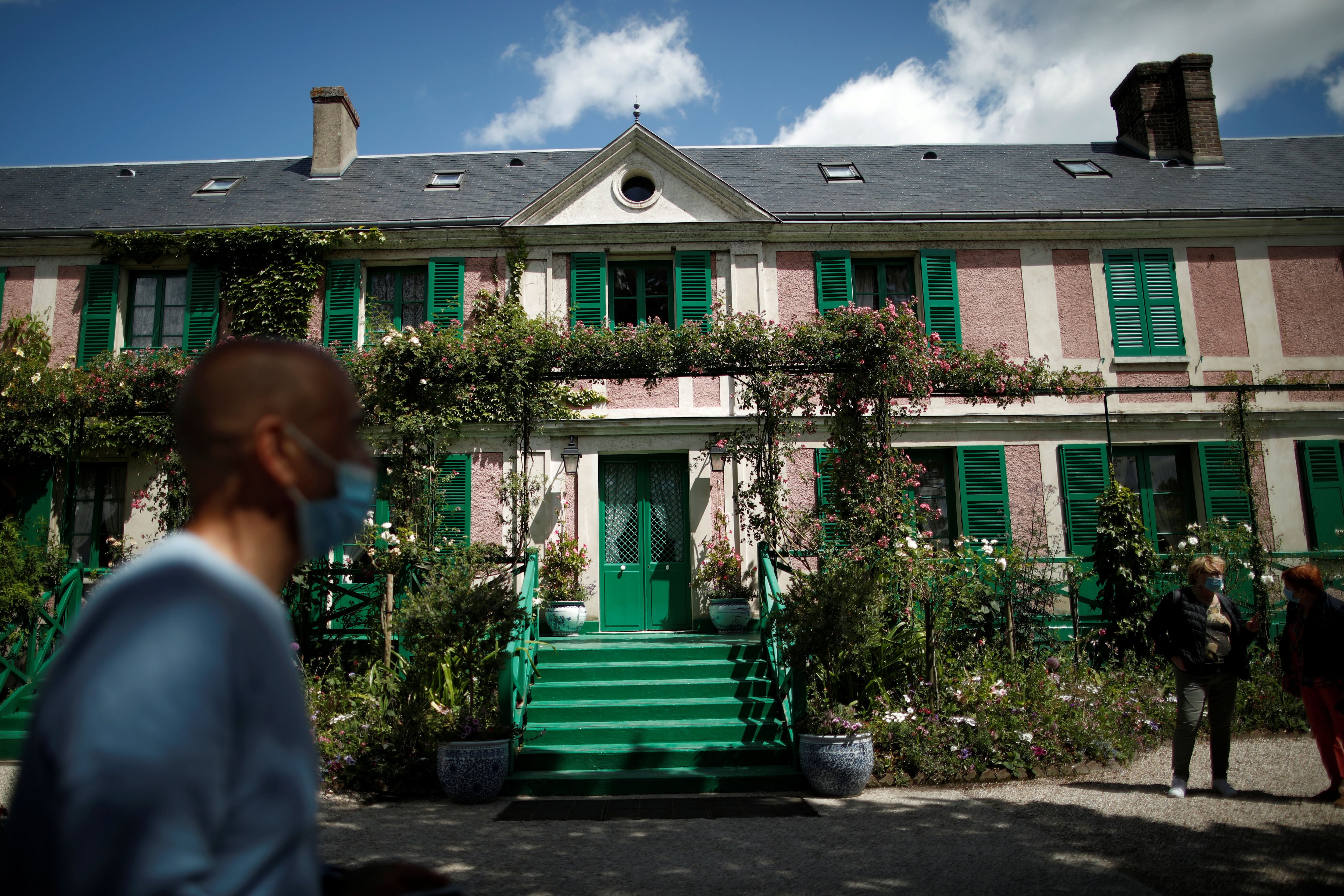 En 1980, tras un extenso proceso de restauración, la casa y los jardines de Monet en Giverny abrieron al público, atrayendo a más de 700.000 visitantes anualmente - (REUTERS)