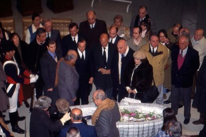 En la despedida de Fangio en 1995. En el medio aparecen (de izquierda a derecha), Jackie Stewart, Stirling Moss y José Froilán González (Museo Fangio).