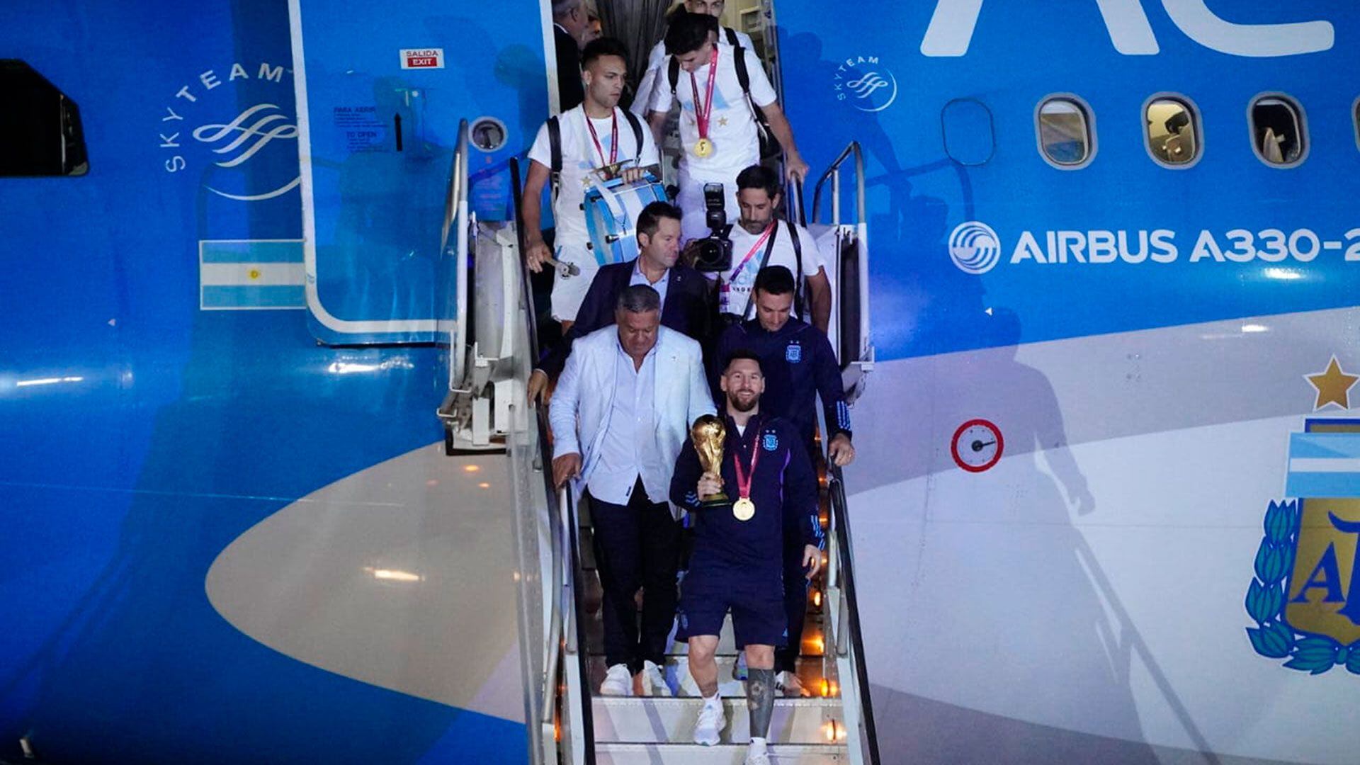 La seleccion llego a ezeiza con la copa - franco fafasuli 1920