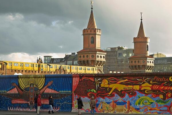 Una gran parte del Muro de Berlín que se conserva en la actualidad fue convertido en East Side Gallery