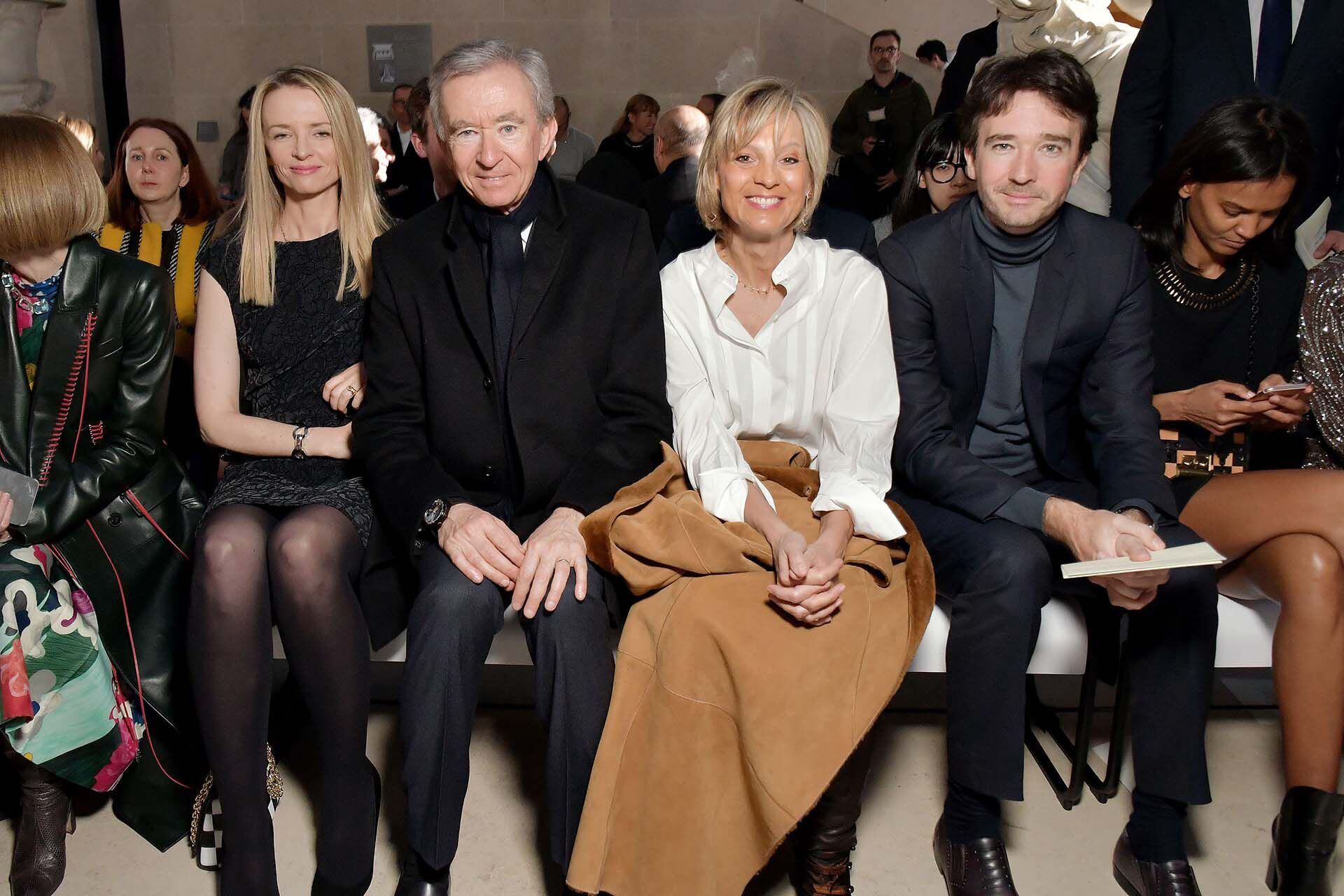 Delphine Arnault, Bernard Arnault y Antoine Arnault, en el Paris Fashion Week de 2017 (Shutterstock)