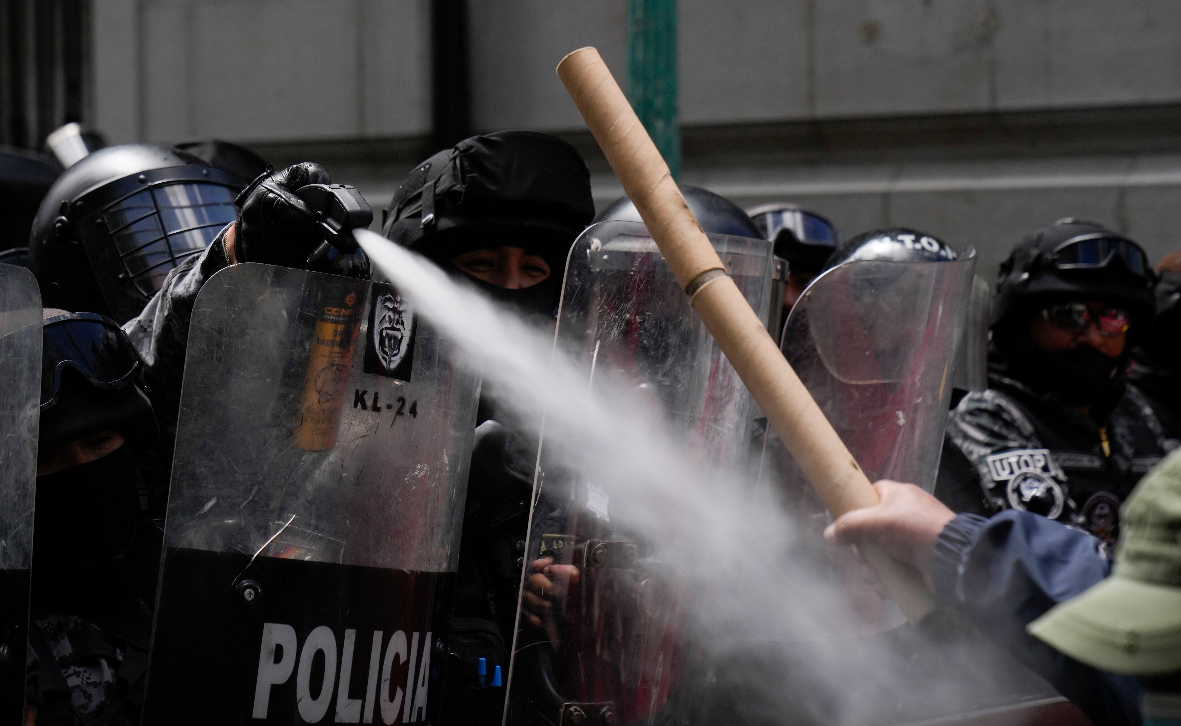 La policía bloquea el acceso al palacio de gobierno mientras choca con los maestros que protestan en La Paz, Bolivia, el miércoles 22 de marzo de 2023. (AP Foto/Juan Karita)