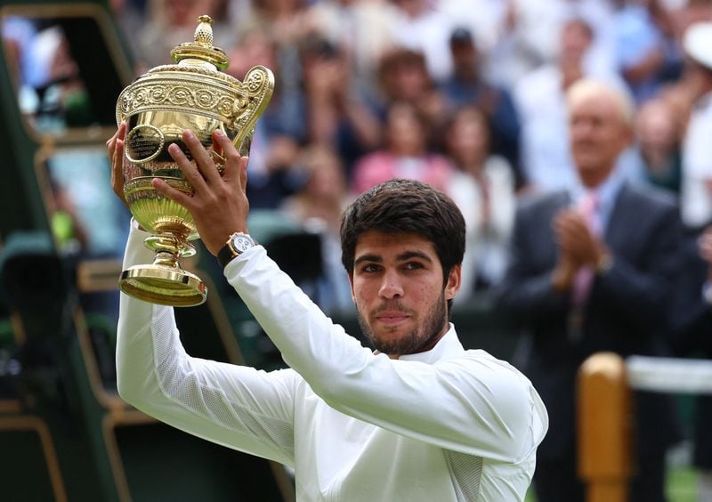 Carlos Alcaraz celebra con el trofeo de Wimbledon (REUTERS/Toby Melville)