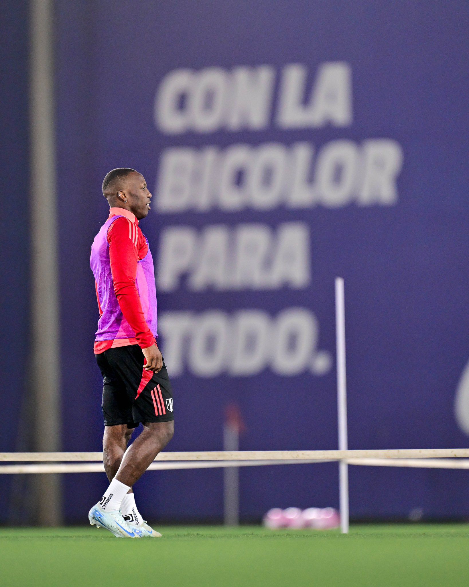 Luis Advíncula volverá a ser titular con Perú ante Brasil por Eliminatorias 2026.