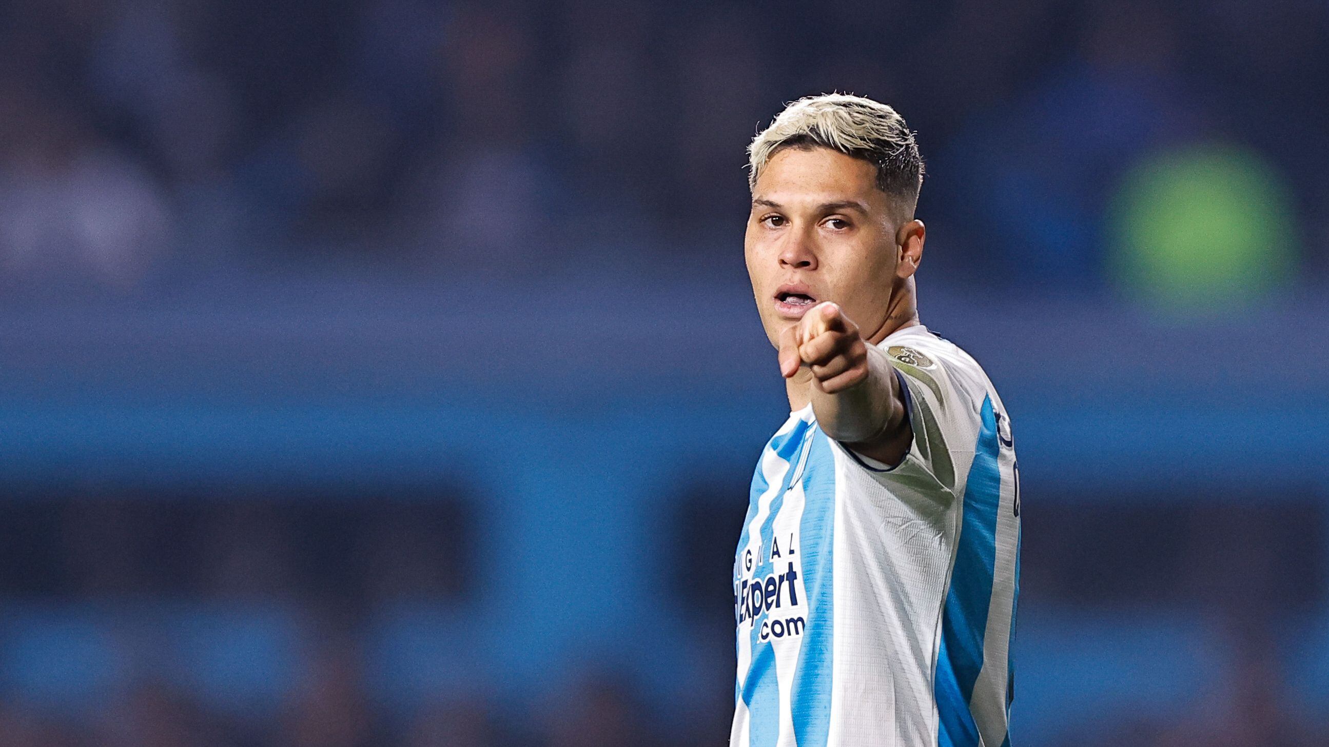 Fotografía de archivo en la que se registró al centrocampista colombiano Juan Fernando Quintero, al celebrar uno de sus goles con el club argentino de fútbol Racing Club, en el estadio Presidente Perón de Buenos Aires (Argentina). EFE/Juan Ignacio Roncoroni
