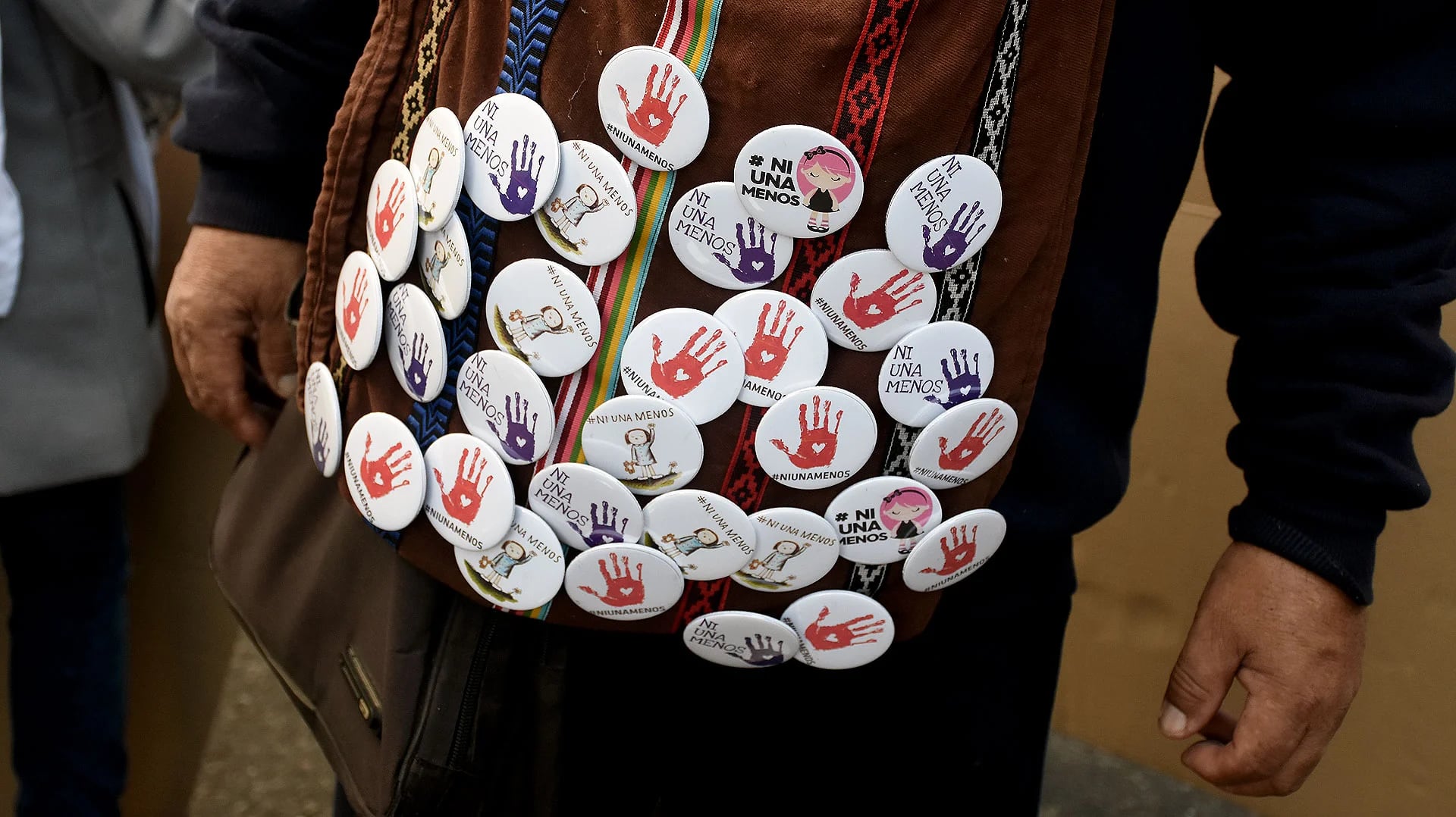 Cientos de vendedores ofrecían prendedores y pins con la leyenda #NiUnaMenos (Nicolás Stulberg)