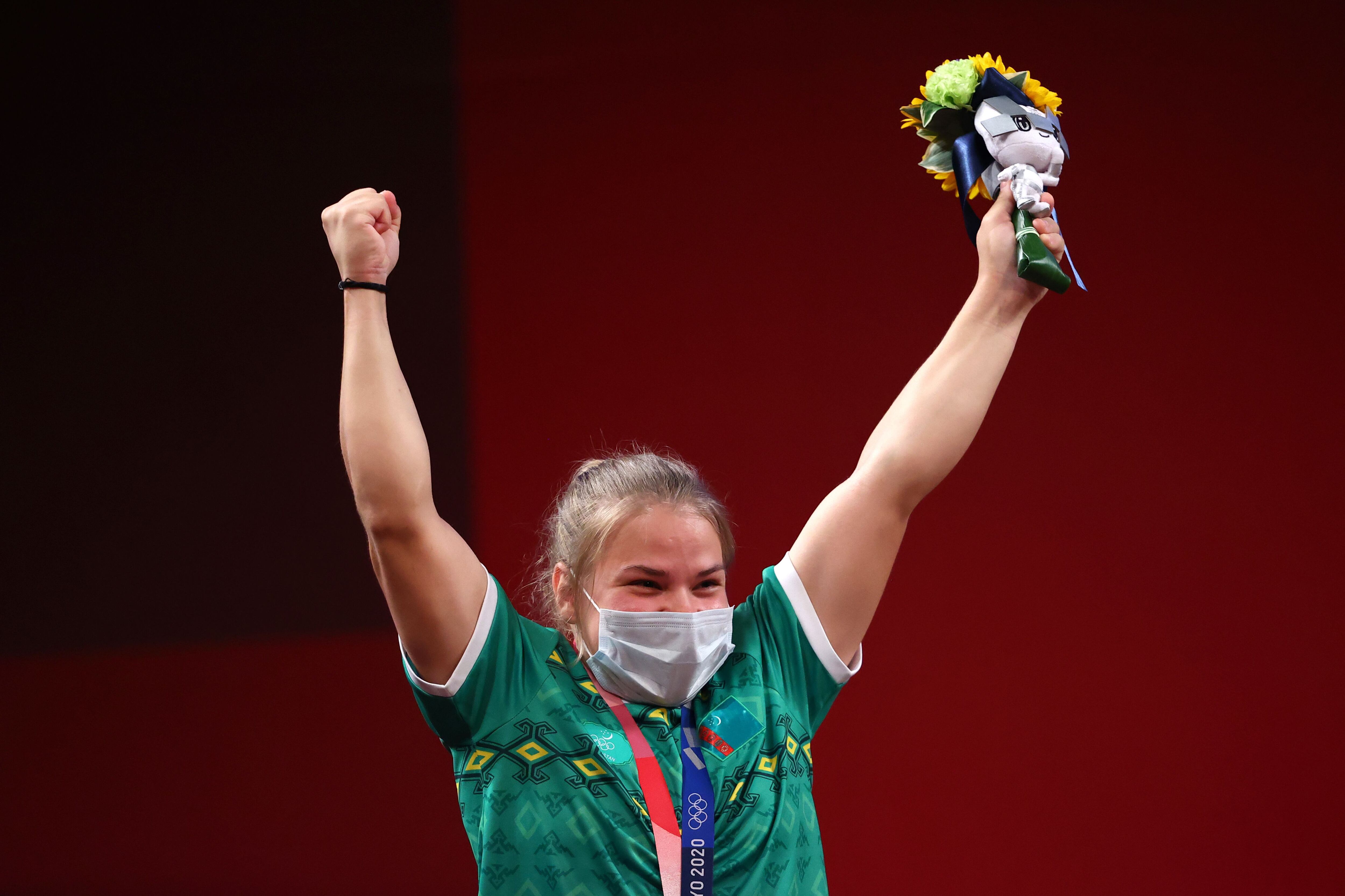  Polina Guryeva de Turkmenistán, se ganó la medalla de plata en levantamiento de pesas en la categoría de los 59 Kg y durante la ceremonia de entrega de medallas celebró con mucha alegría.