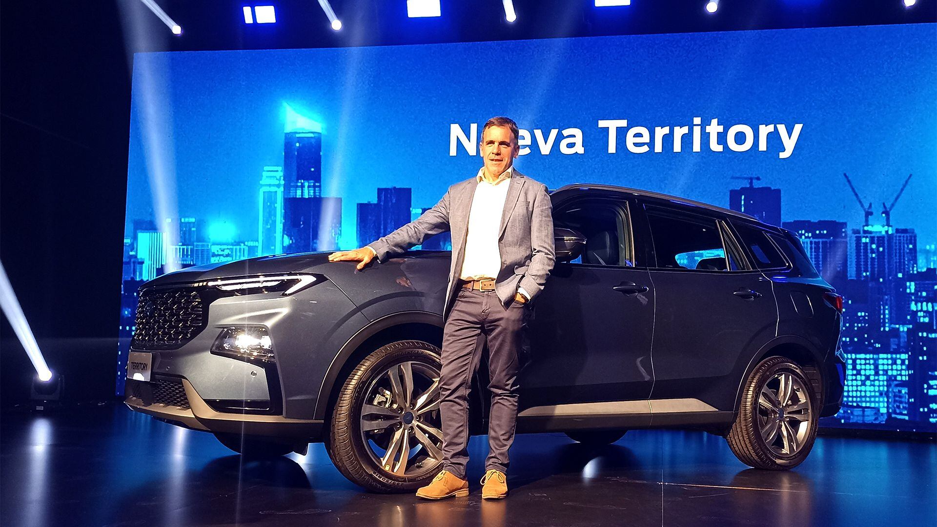 Martín Galdeano, Presidente de Ford Argentina, posando con la primera renovación de SUV del año, el nuevo Territory, lanzado en marzo