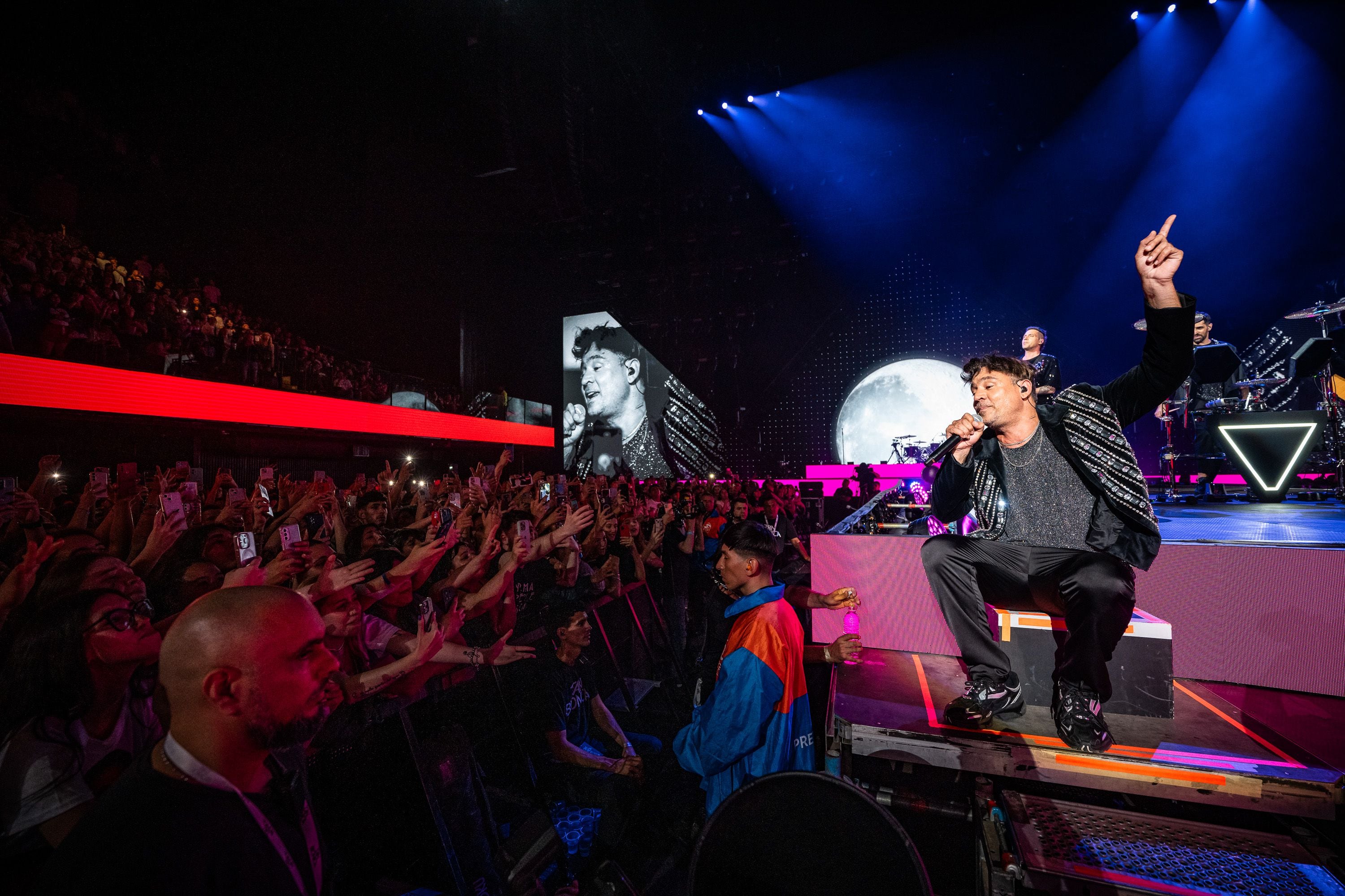 La escenografía del show de Tan Biónica en el Movistar Arena emuló a la que habían montado en sus shows de canchas de fútbol que hicieron en 2023 (Gentileza: DF Entertainment)