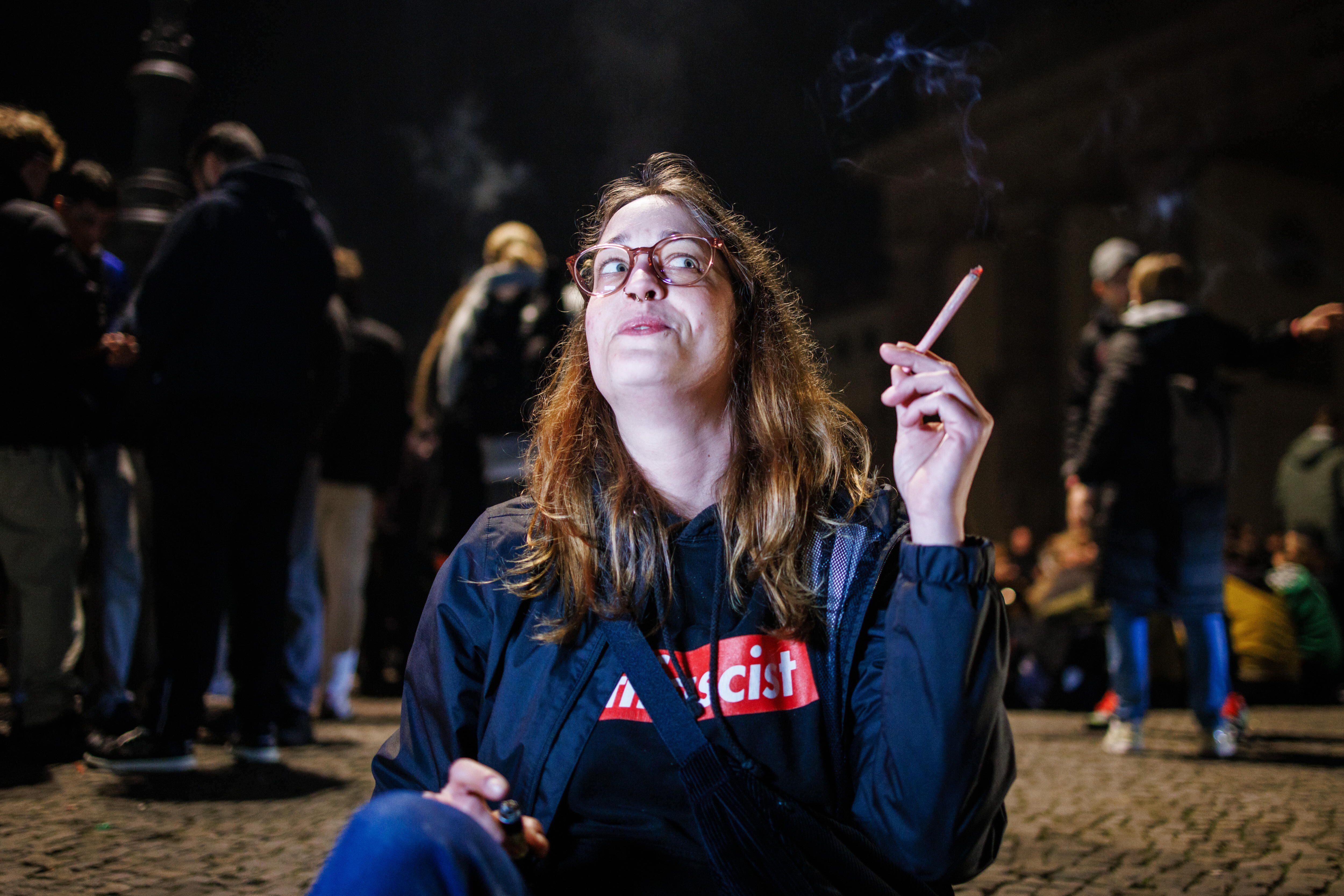 Una activista en la concentracción delante de la Puerta de Brandeburgo (EFE/EPA/CLEMENS BILAN) 