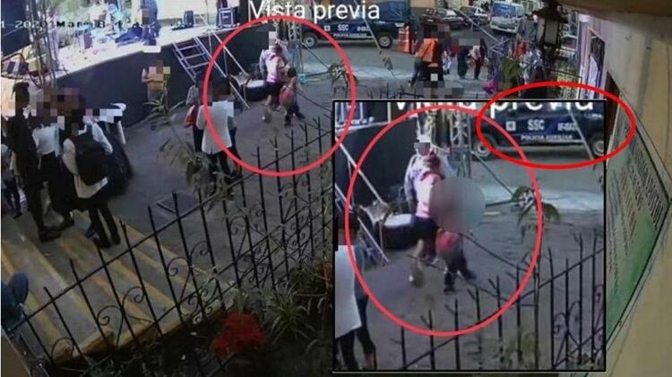 El momento en el que Fátima y la mujer que se la llevó de su escuela se encuentran con una patrulla de la Secretaría de Seguridad Pública de la CDMX (Foto: especial)