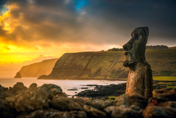 La Isla de Pascua, un territorio especial de Chile que se anexó en 1888, es famosa por las cientos de estatuas moai esparcidas por su costa (Shutterstock)