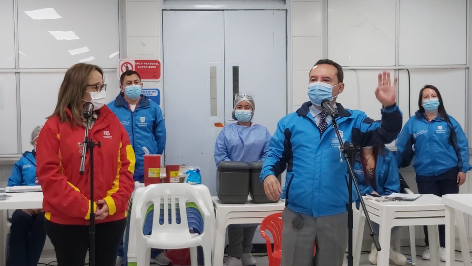 The Bogotá Health Secretary, Alejandro Gómez (right), delivered new provisions on vaccination in Bogotá. Photo: Ministry of Health