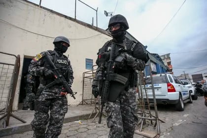 Integrantes de la policía nacional de Ecuador durante un operativo  (EFE/José Jácome)
