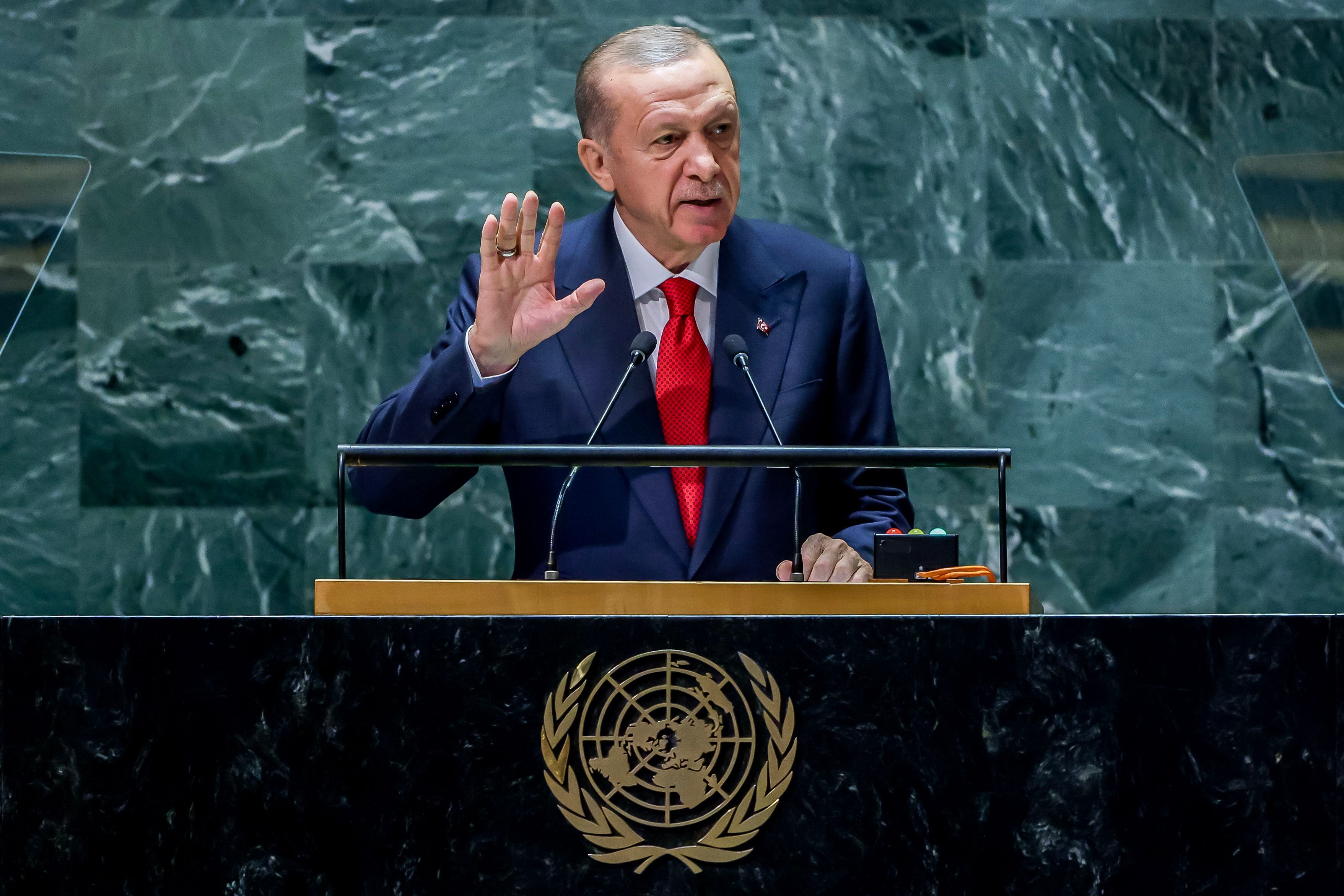 El presidente de Turquía, Recep Tayyip Erdogan, se dirige a los delegados durante el 78º período de sesiones de la Asamblea General de las Naciones Unidas en la Sede de las Naciones Unidas en Nueva York. EFE/EPA/JUSTIN LANE
