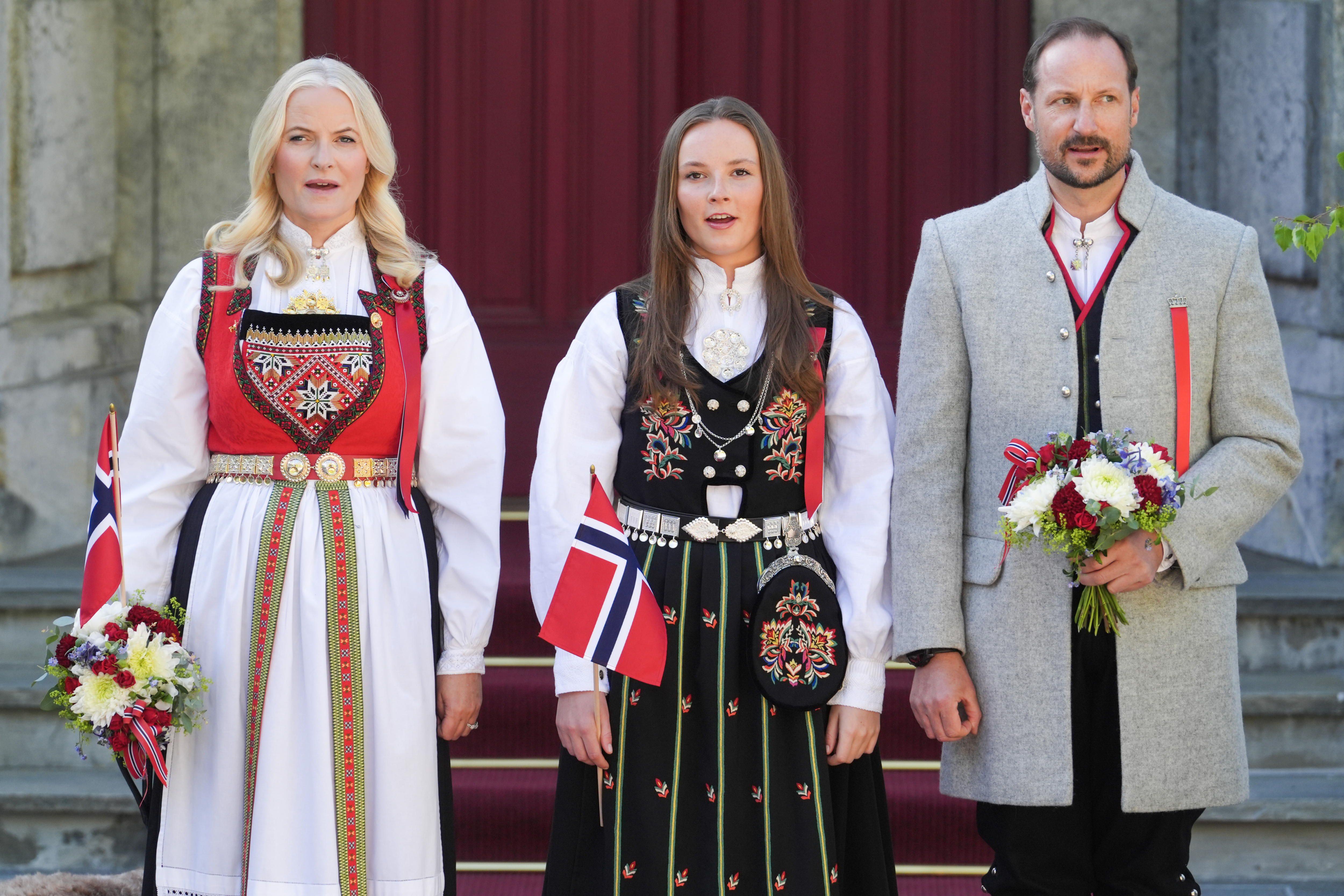 Ingrid Alexandra junto a sus padres, el príncipe Haakon y la princesa Mette-Marit, en una imagen de archivo. (EFE/Lise vÖserud) 