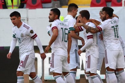  Carlos Rodriguez celebró su primer gol en la competencia con sus compañeros de equipo (Foto: Henry Romero/REUTERS)