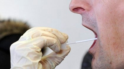 Un estudio desvela cómo la saliva puede predecir el futuro de los pacientes con covid