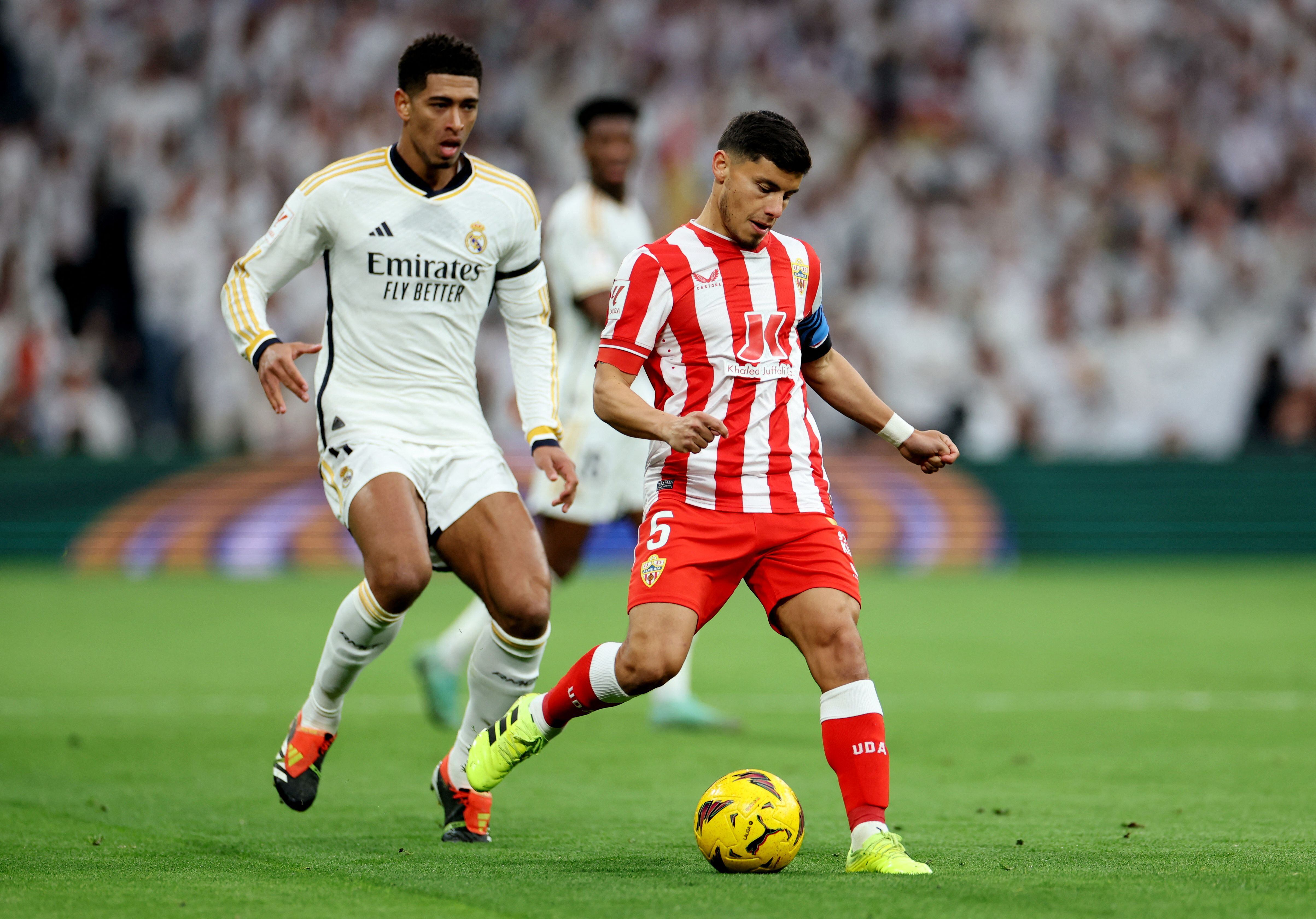 Robertone, marcado por Jude Bellingham en un duelo ante el Real Madrid (REUTERS/Isabel Infantes)