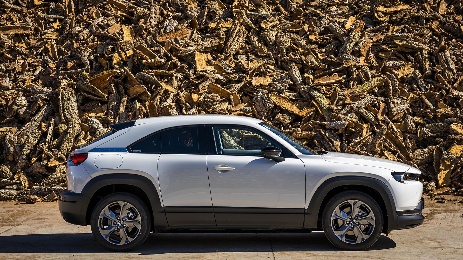 El Mazda MC-30, primer vehículo 100% eléctrico de la marca, usa sus orígenes relacionados con la fabricación de corcho como emblema de sustentabilidad