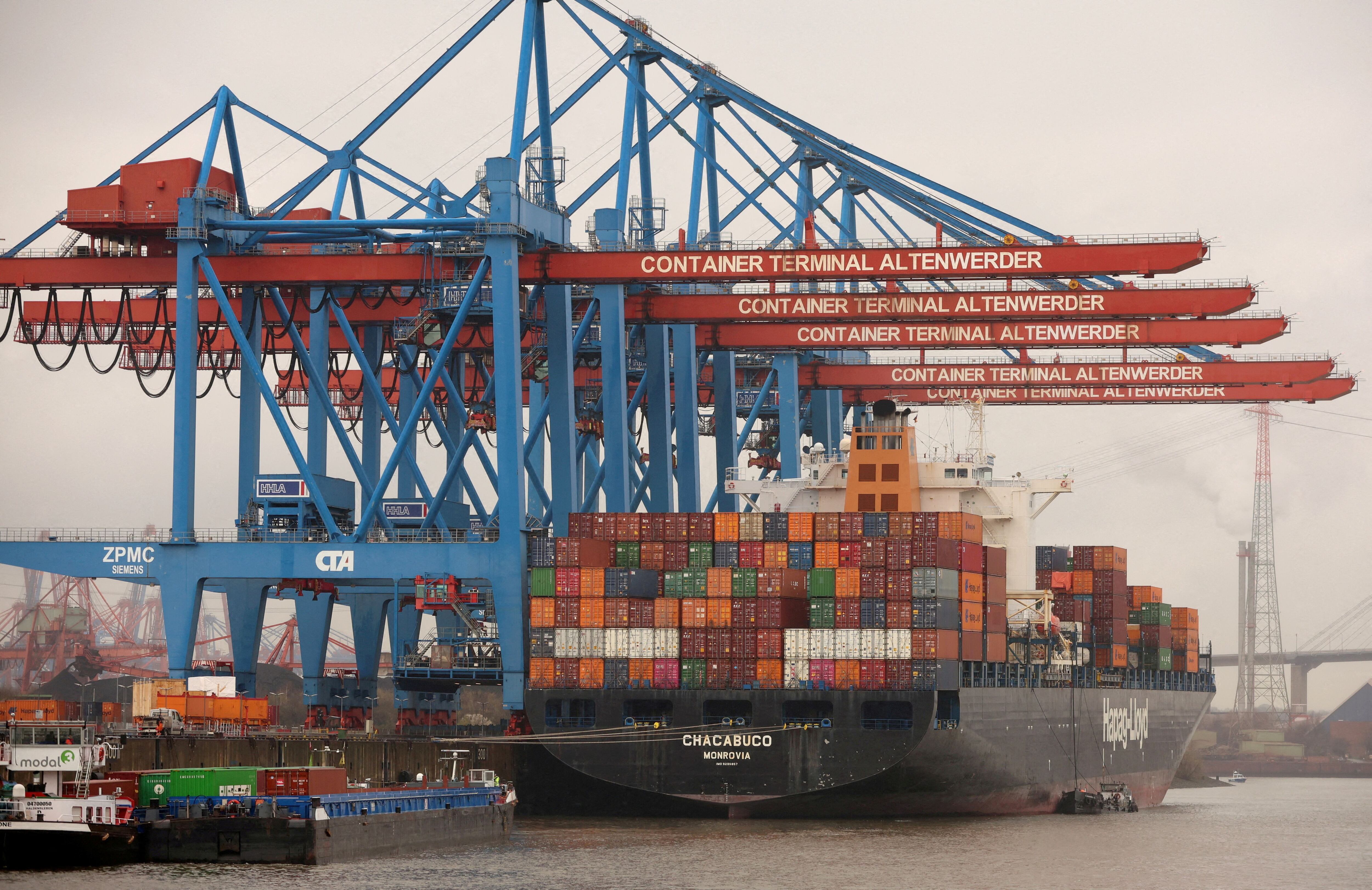 Un buque portacontenedores Chacabuco de Hapag-Lloyd en la terminal de contenedores HHLA Altenwerder en el río Elba en Hamburgo, Alemania 31 de marzo de 2023. REUTERS/Phil Noble/Archivo