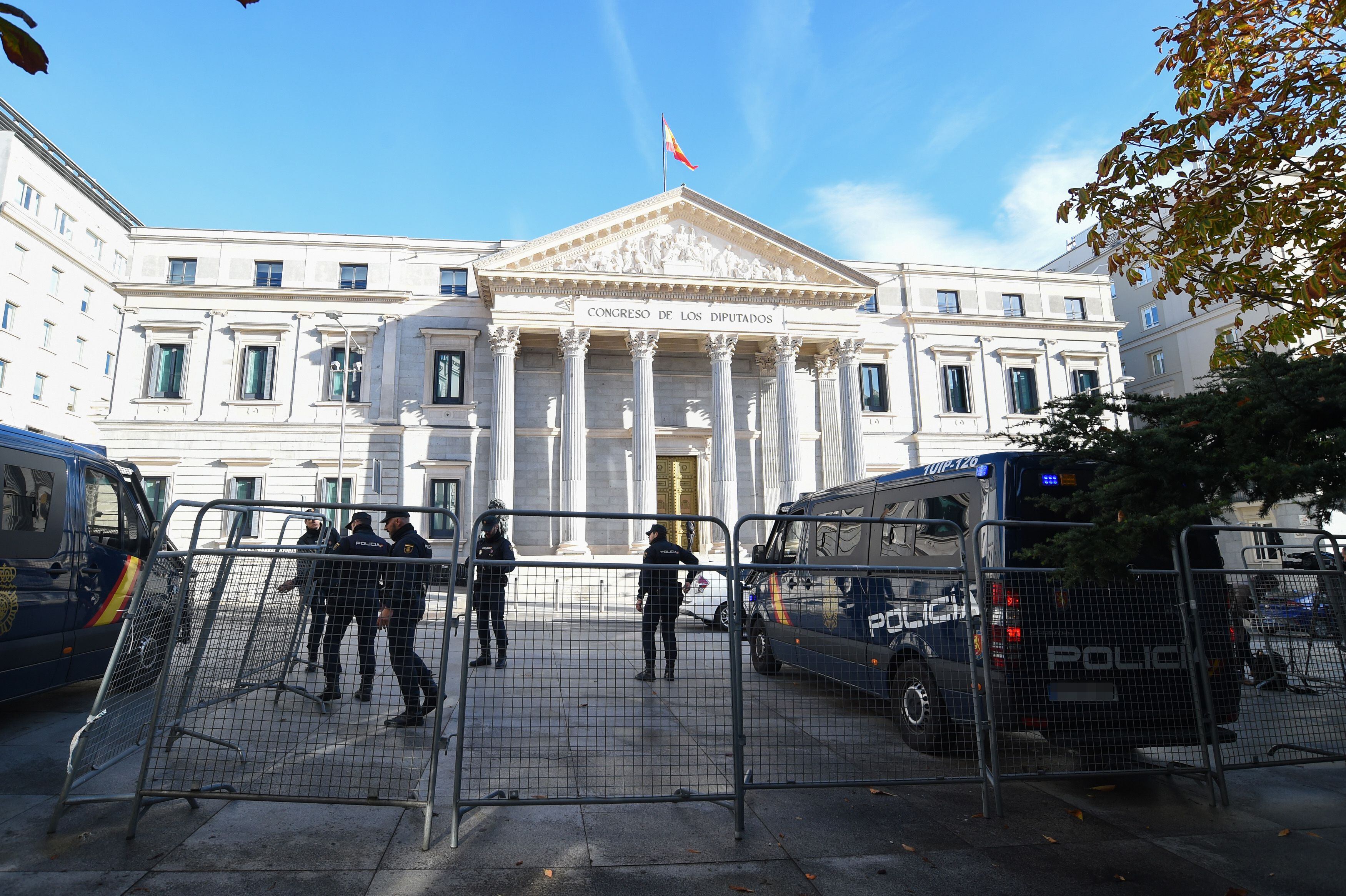 09/11/2023 Un furgón de la Policía Nacional controla la zona del Congreso de los Diputados el día en el que PSOE y Junts han cerrado un acuerdo para la investidura, a 9 de noviembre de 2023, en Madrid (España). PSOE y Junts han cerrado un acuerdo para investir al presidente del Gobierno en funciones y candidato socialista a la reelección, Pedro Sánchez.
POLITICA 
Gustavo Valiente - Europa Press
