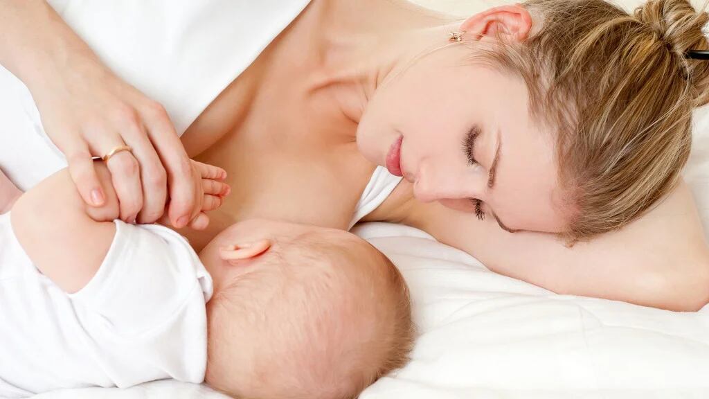 Las mujeres deben reforzar la noción de que durante el embarazo y la lactancia el descanso es clave (Shutterstock)