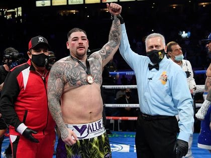 Al término de los 12 rounds, los jueces le otorgaron la victoria a Andy Ruiz por decisión unánime, aunque la decisión no fue bien vista por la esquina de Chris Arreola (Foto: Harry How/AFP)