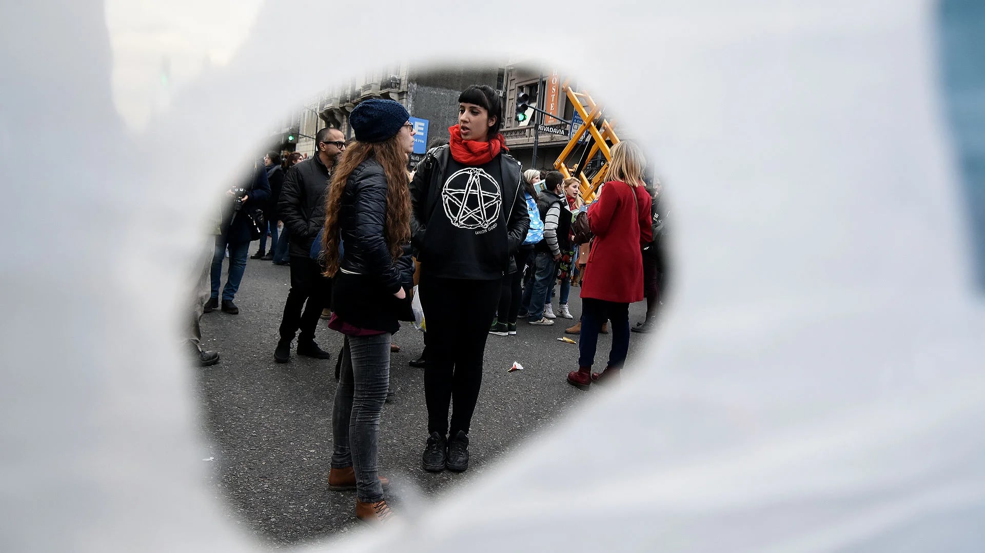 Los jóvenes y las agrupaciones estudiantiles fueron, junto con los organizadores, los primeros en llegar a la Plaza Congreso (Nicolás Stulberg)