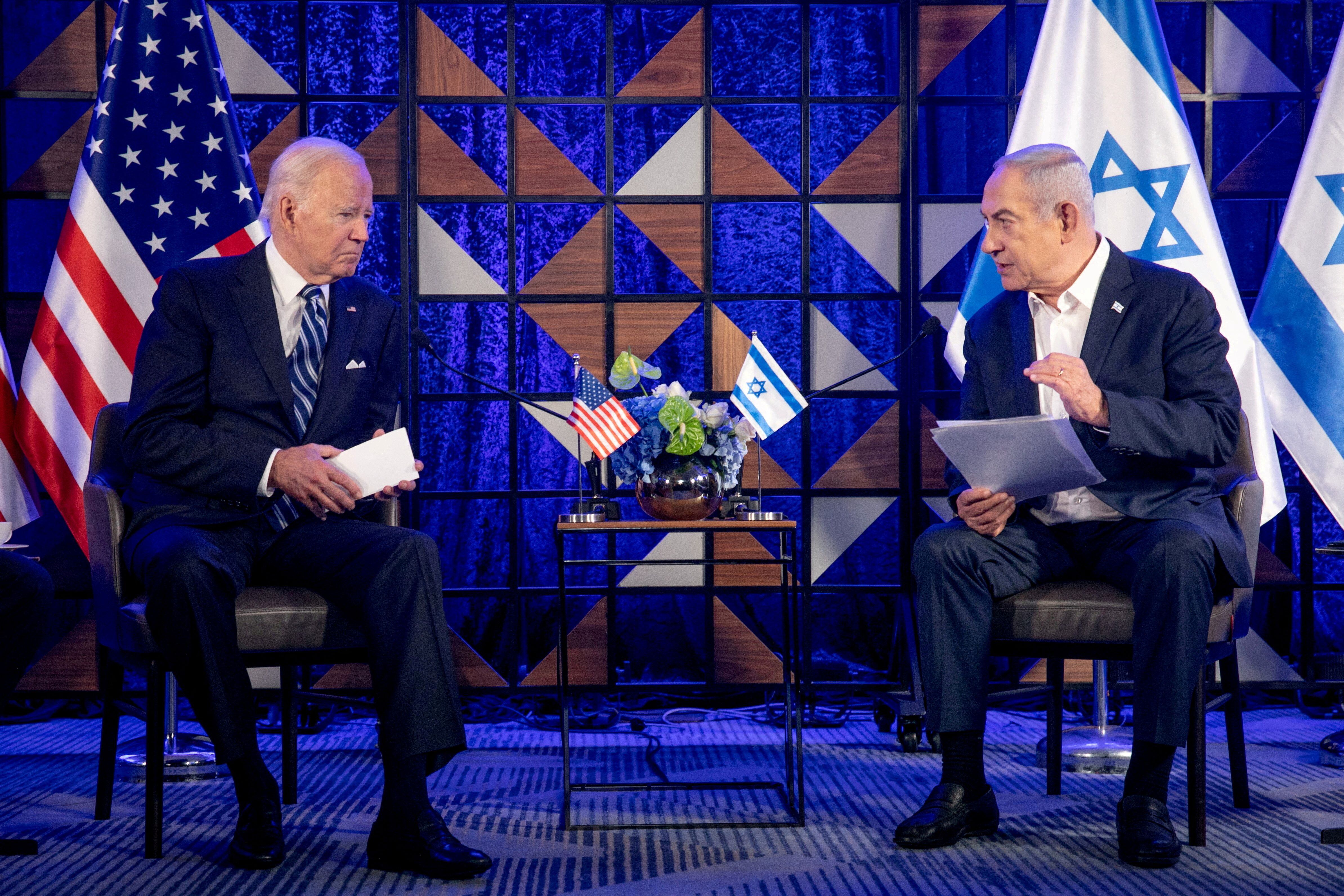 El presidente estadounidense Joe Biden, izquierda, se reúne con el primer ministro israelí, Benjamin Netanyahu. Miriam Alster/Pool vía REUTERS /Foto de archivo