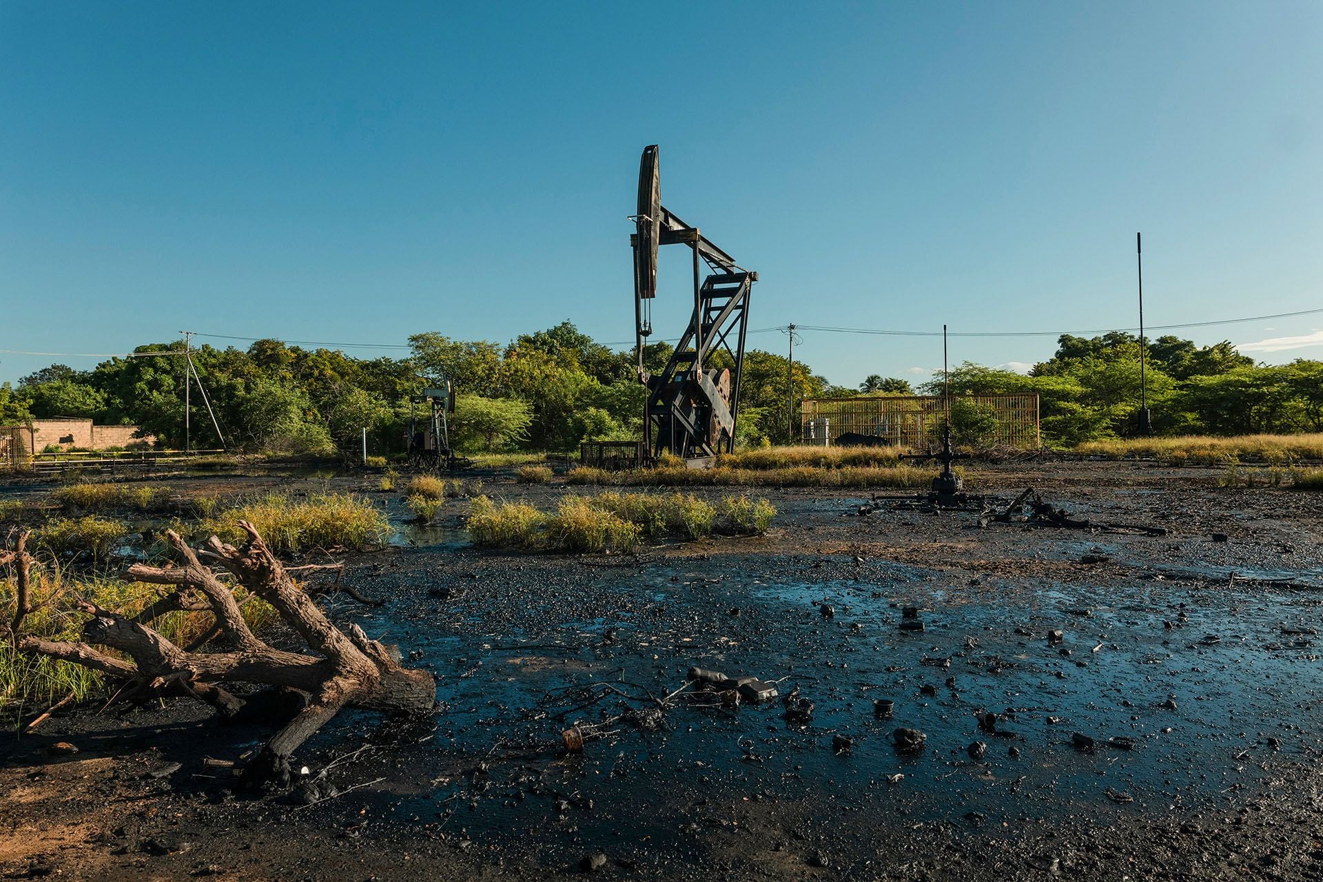 Un desbordamiento de petróleo contamina el suelo en Cabimas, Venezuela, a lo largo de la costa del lago de Maracaibo (NYT)