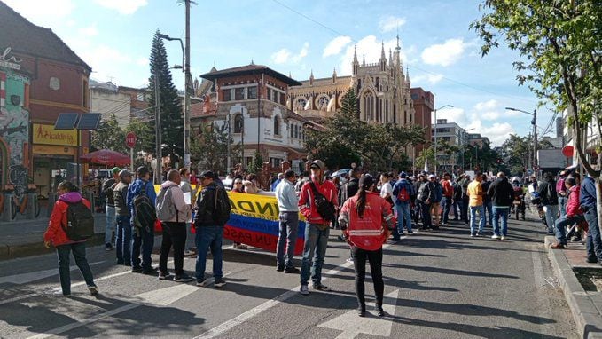 El grupo de manifestantes con destino al Ministerio de Trabajo causan alteraciones en el trafico - crédito @BogotaTransito/X