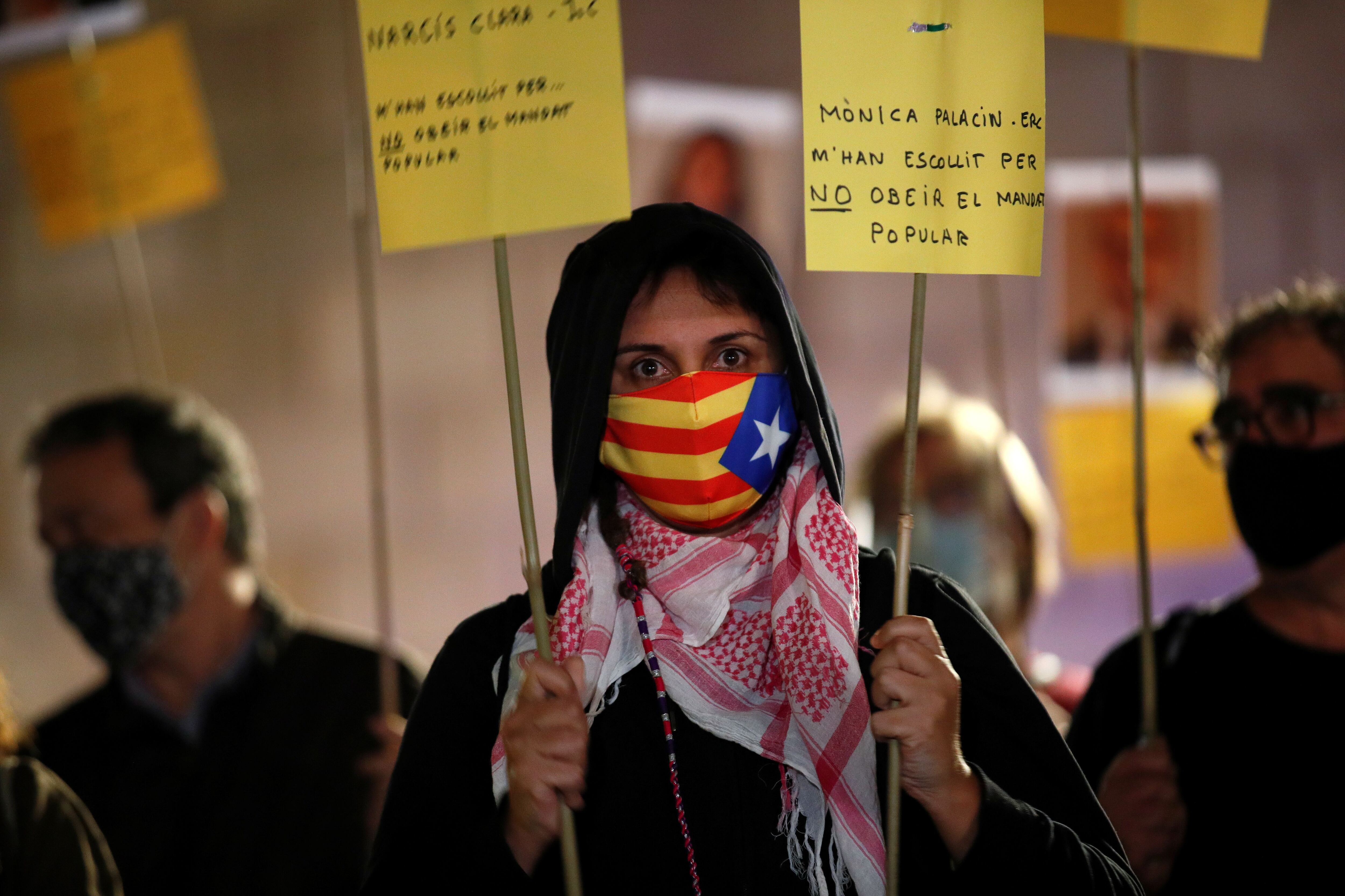 Imagen de archivo de una de las acciones de los CDR en Cataluña (REUTERS/Albert Gea)