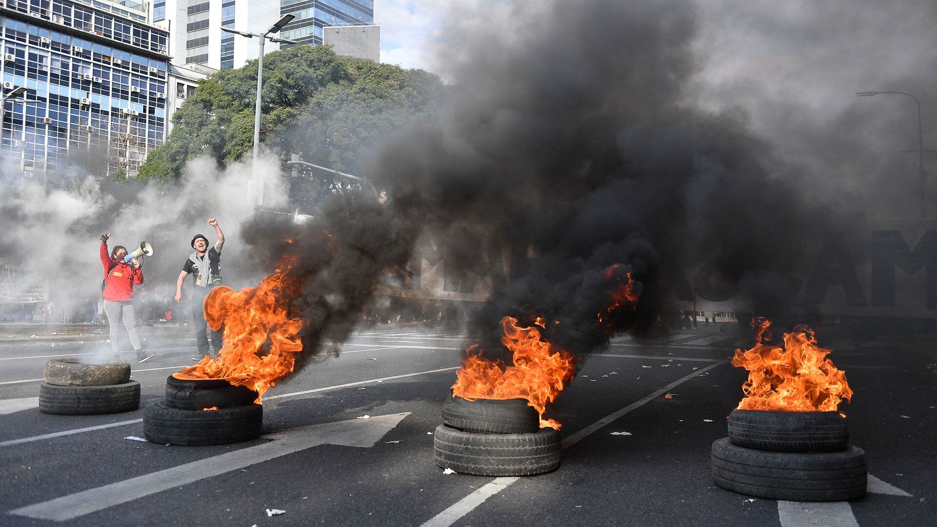Movilización en el centro porteño: manifestantes de Unidad Piquetera cortaron la Avenida 9 de Julio