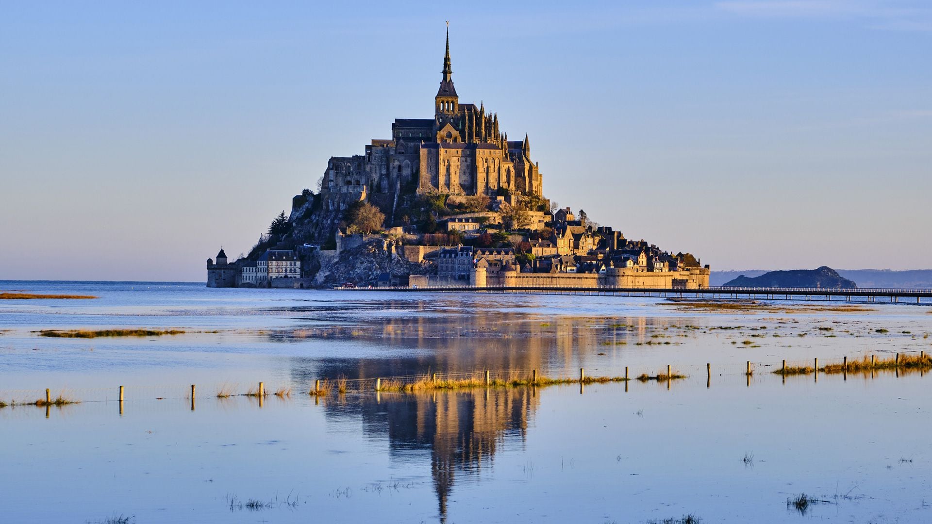 Mont Saint-Michel, en Francia, y un paisaje que conjuga naturaleza e historia (Getty)